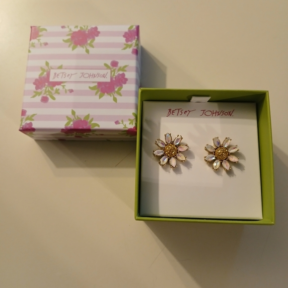 NIB Betsey Johnson Flower Earrings - Picture 3 of 4